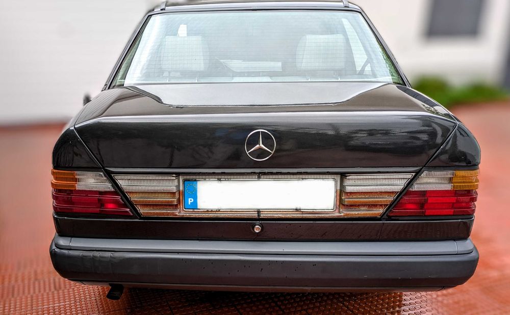 Mercedes Benz Classe E 250d 1989 cinzento