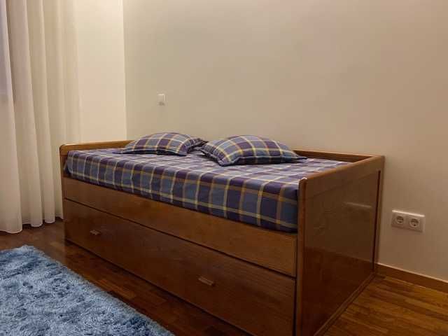 Cama de solteiro dupla, com 2 colchões (1 de gaveta)