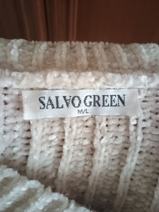 Sweterek beżowy przez głowę