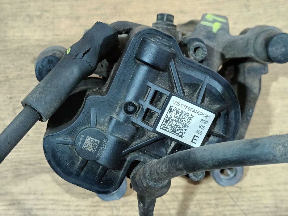 VW Passat B8 zacisk elektryczny jarzmo hamulcowy lewy tył tylny