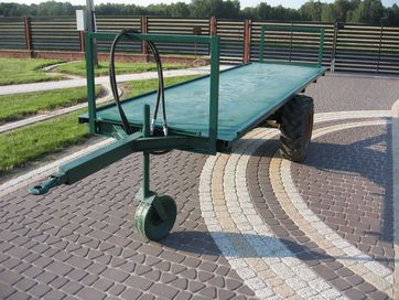 Wózek  przyczepa platforma sadownicza z napędem hydraulicznym .