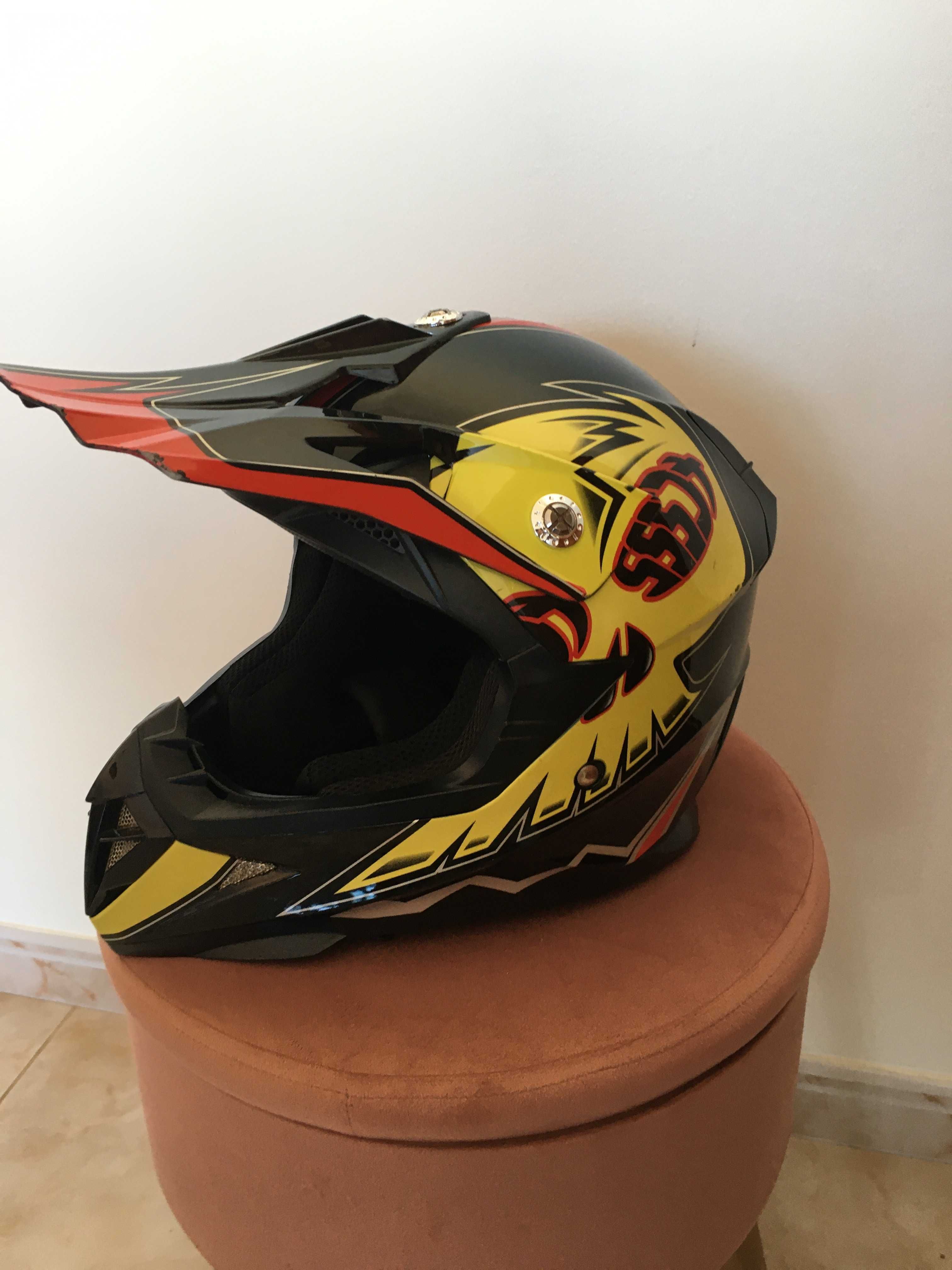 Capacete júnior pouco uso