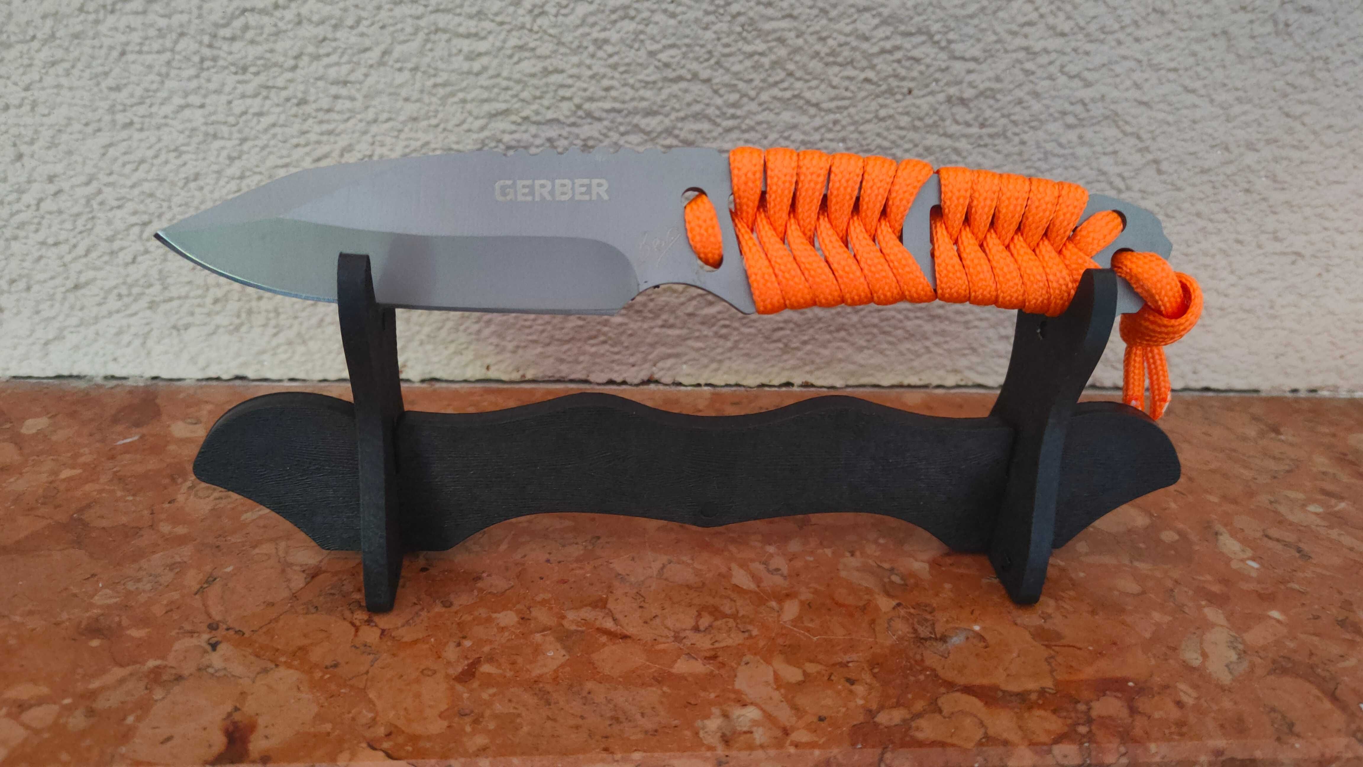 Wyprzedaż kolekcji Nóż Gerber Paracord + stojak