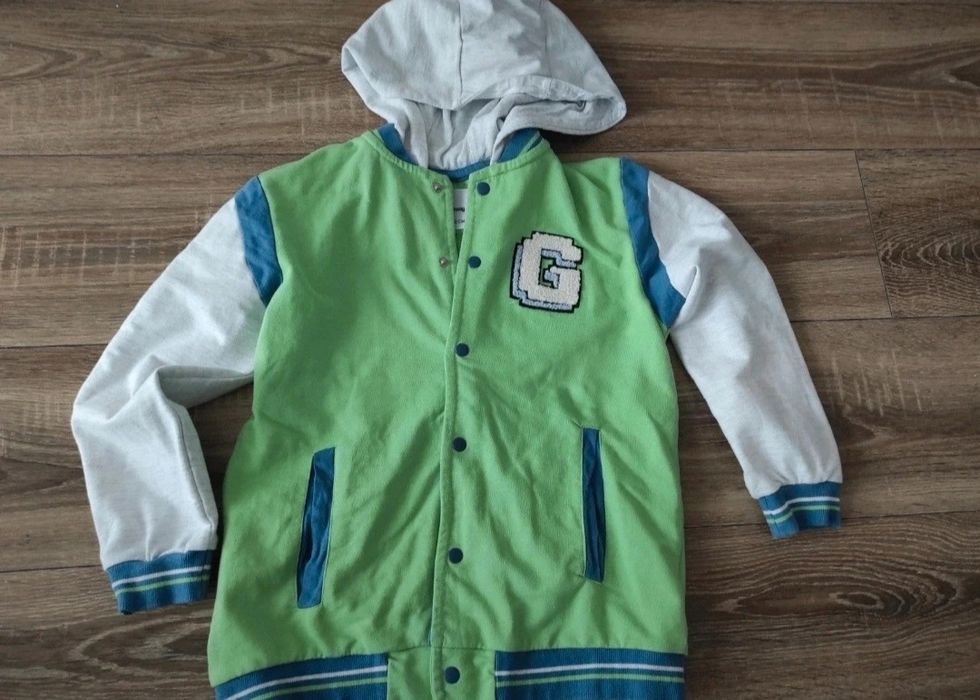Bluza dresowa z kapturem i kieszeniami bejsbolówka r.140