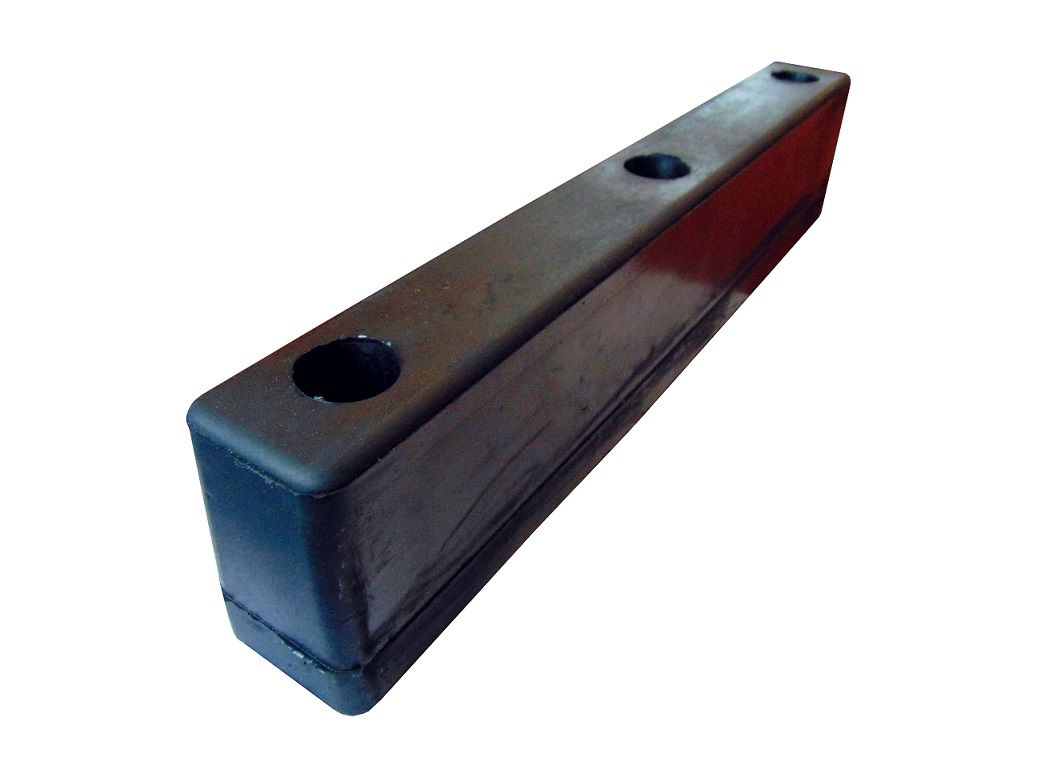 Odbój gumowy 40x5,2x8 cm - 3 otwory.