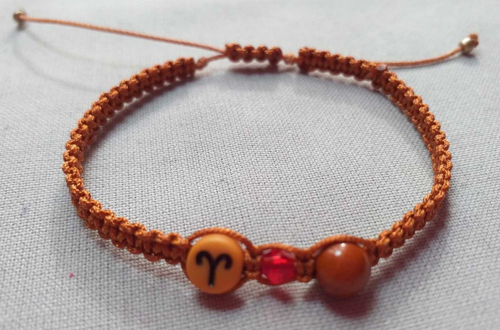 Pulseira em Macramê Zodíaco Carneiro com Cristal e Pedra Natural