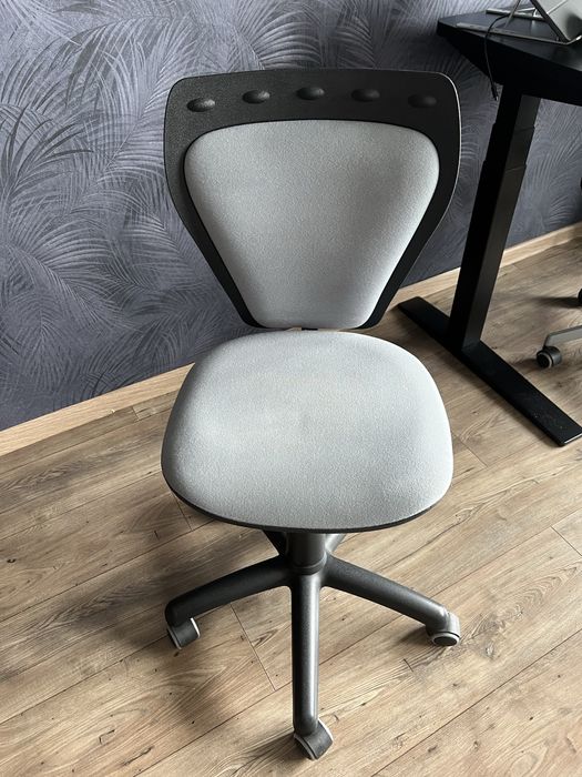 Krzesło dziecięce na kółkach, biurkowe