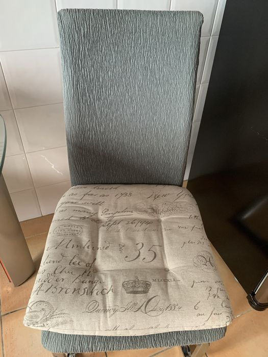 Duas cadeiras modernas