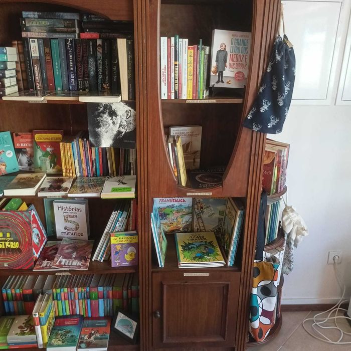 armário usado em livraria e também como garrafeira