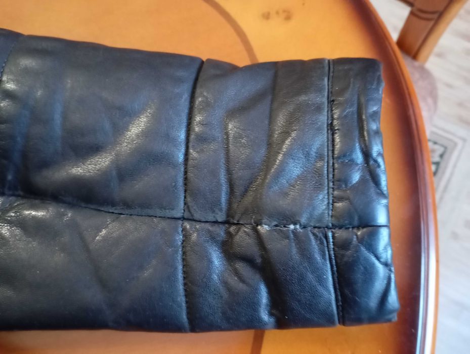 Натураьний шкіряний пуховик з капюшоном.Знижено ціну.3100 грн.