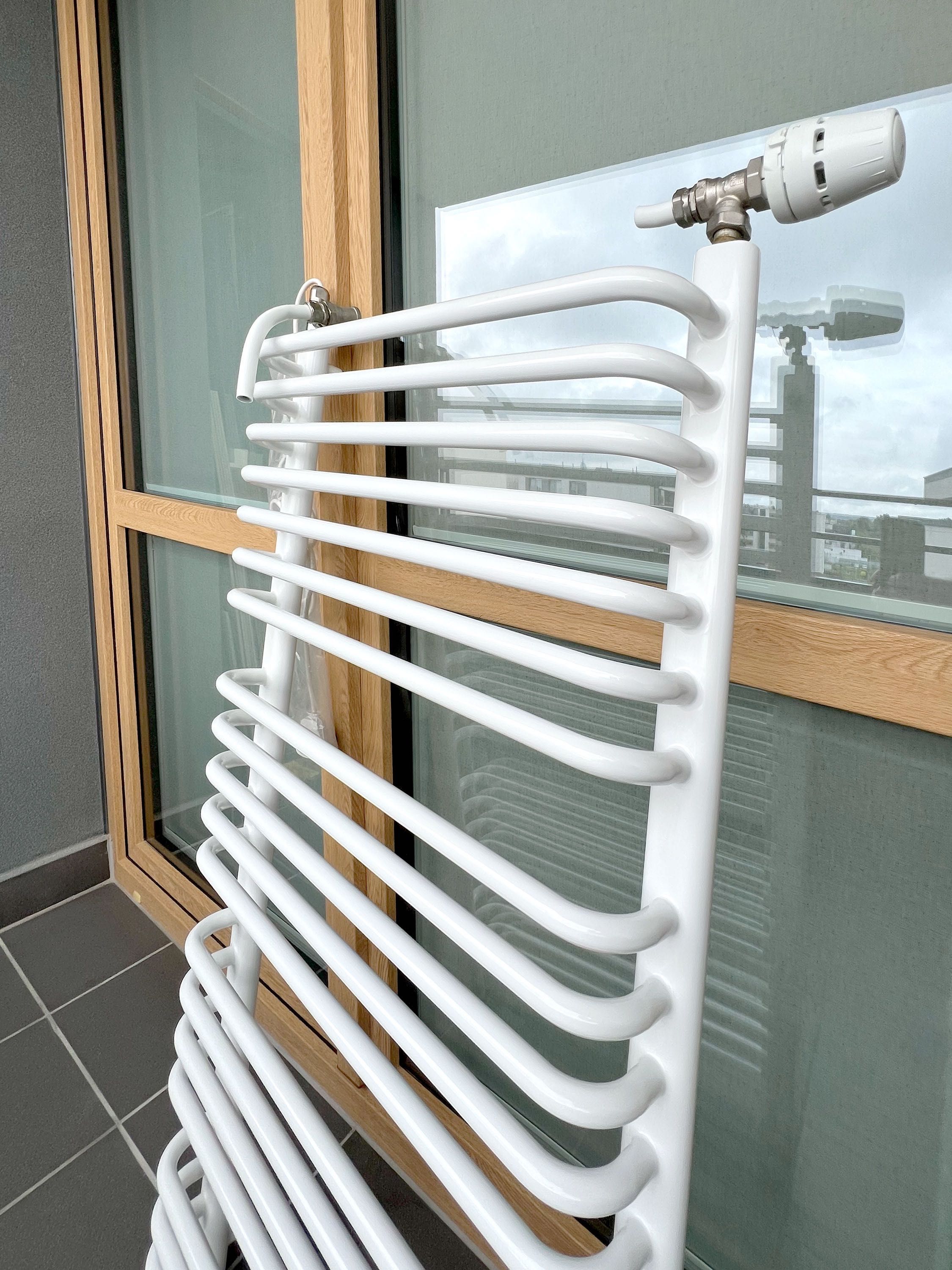 Grzejnik łazienkowy 120×65 cm, z zaworami, głowicą Danfoss i grzałką