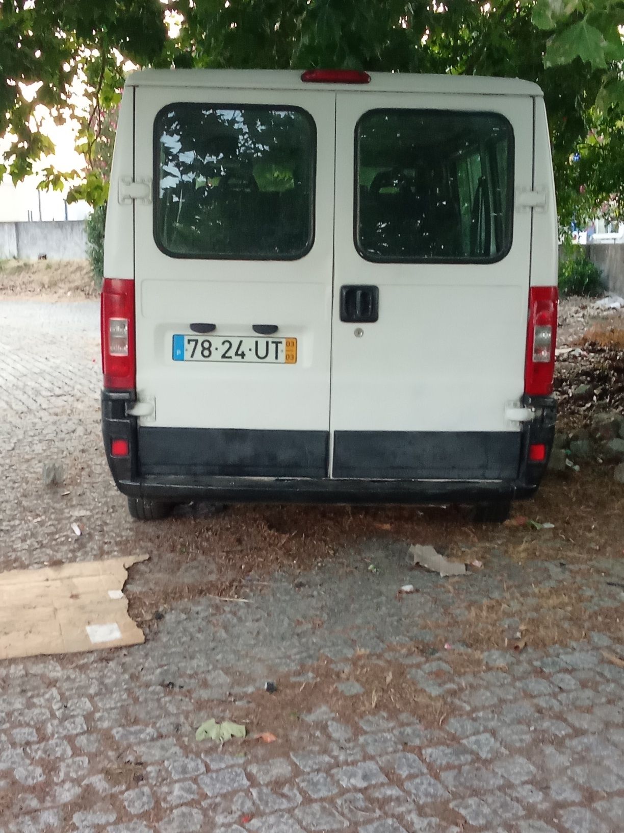 Vendo ao troço uma carrinha