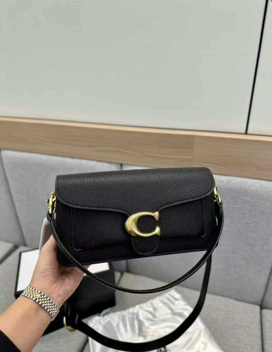 Torba na ramię z logo Chain Tabby26 w kolorze czarnym i złotym, nowa