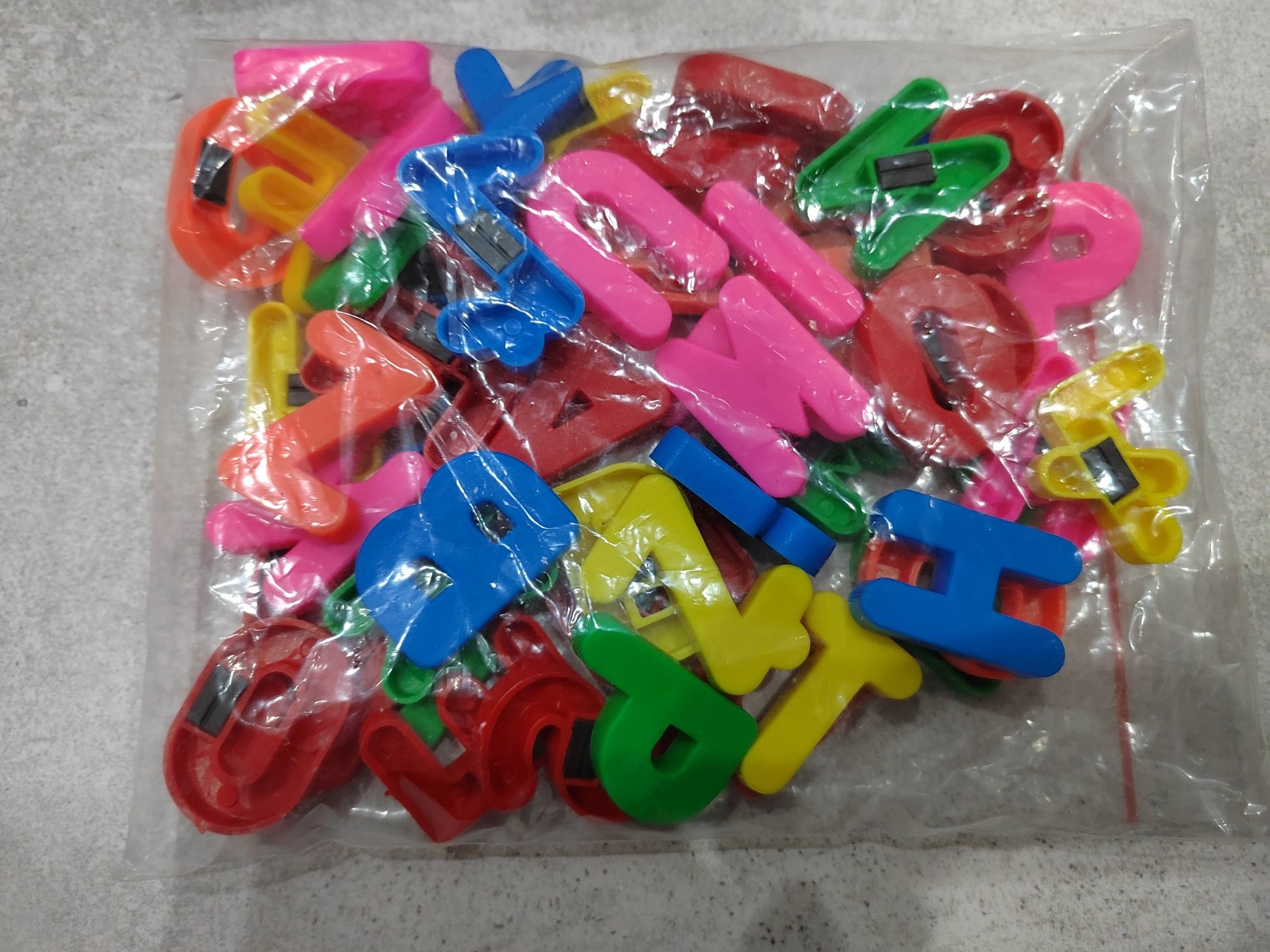 Literki i puzzle magnetyczne + sylaby