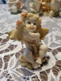 Figurka aniołka z harfą