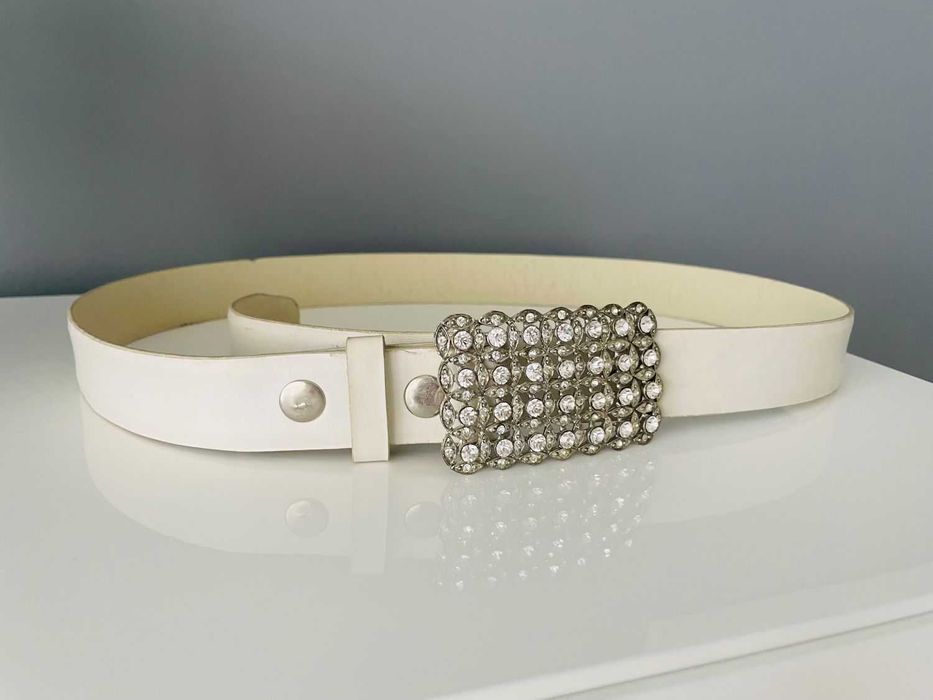Biały pasek z klamrą wyłożoną cyrkoniami 95 cm