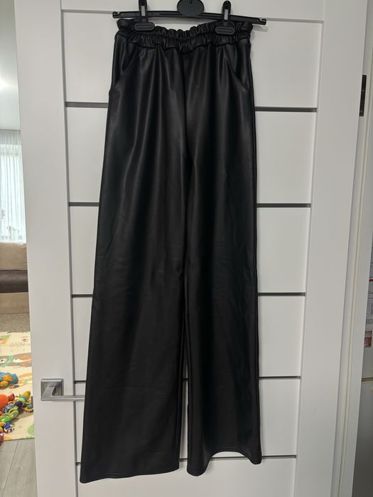 Чорні шкіряні штани кльош оверсайз ( розмір L)