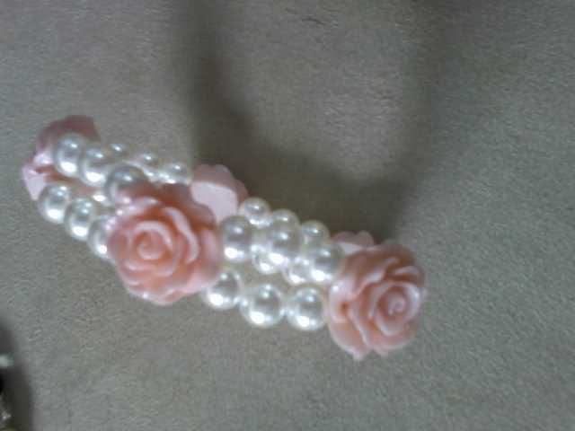 Pulseira combinação perolas e rosas
