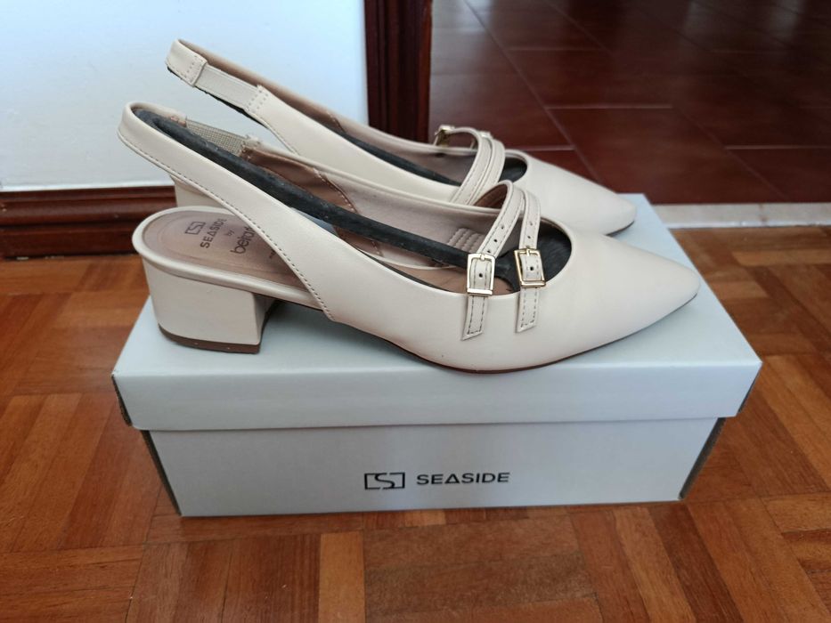 Sapatos Mary Jane bicudos abertos atrás