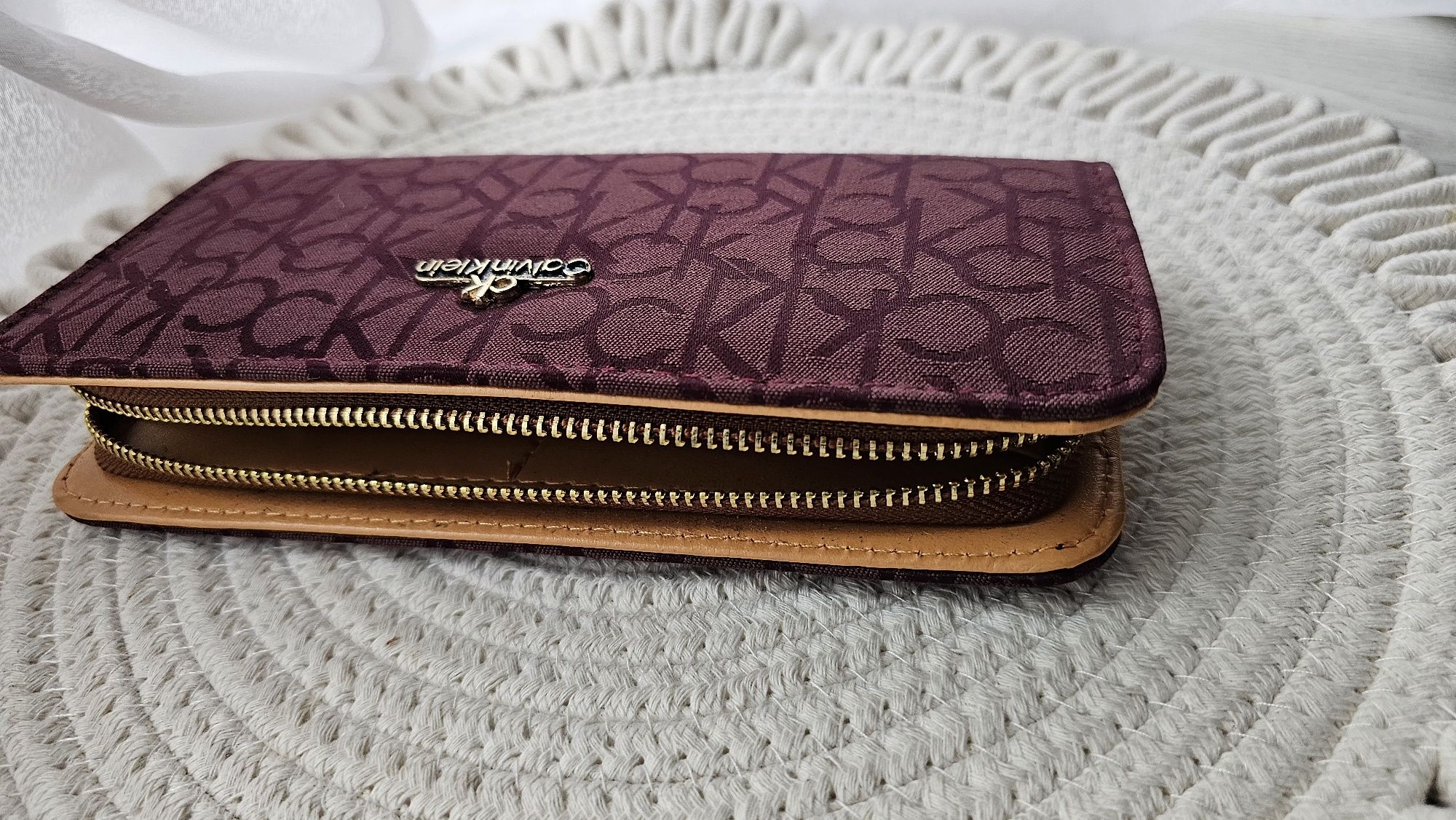Portfel ck Calvin Klein materiał.bordowy nowy 21x11 cm duży pojemny