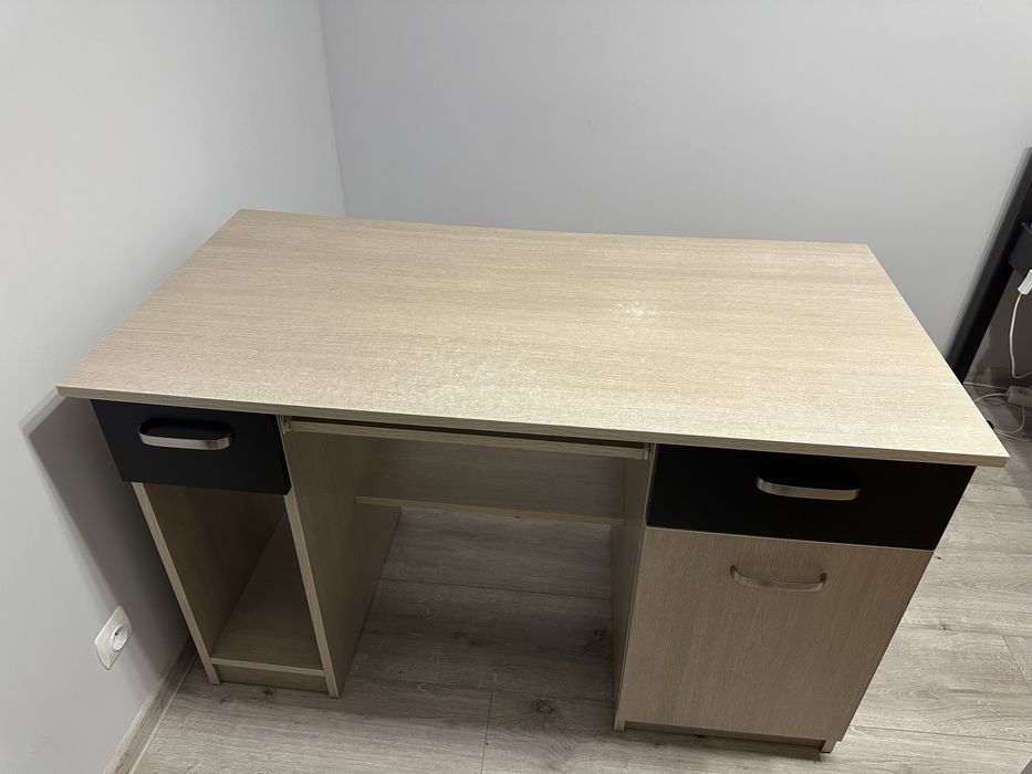 Biurko z szufladami i półkami