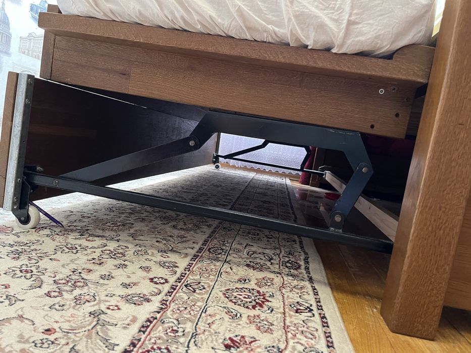 ТЕРМІНОВО продам двоярусне ліжко з дуба,яке має додаткове третє сп. л.