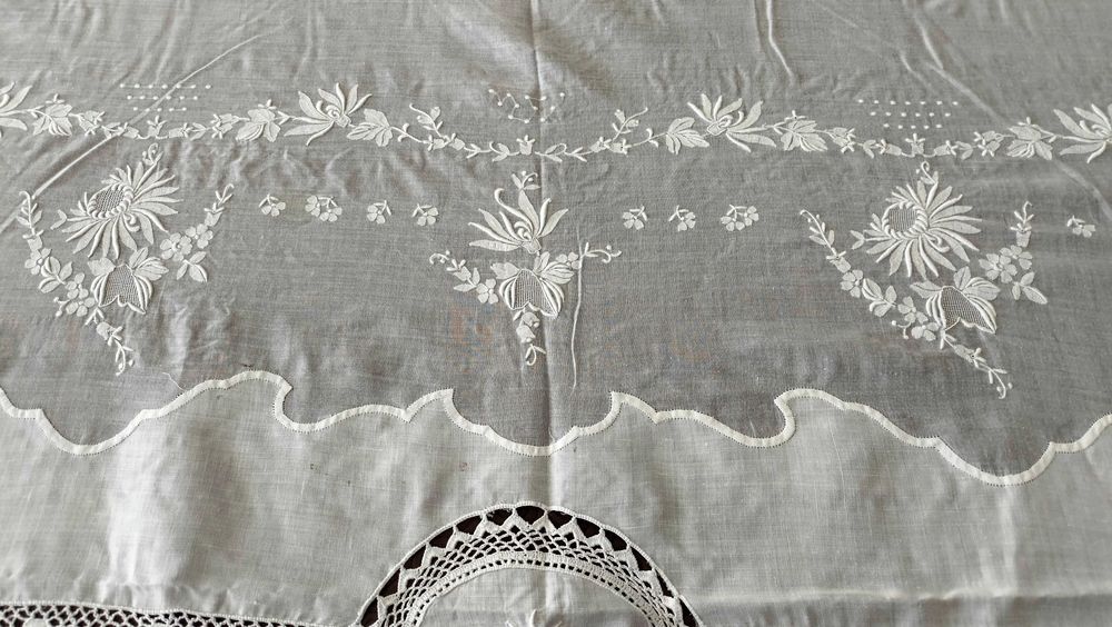 Toalha em linho e organza com bordado da Madeira 280x 140 cm