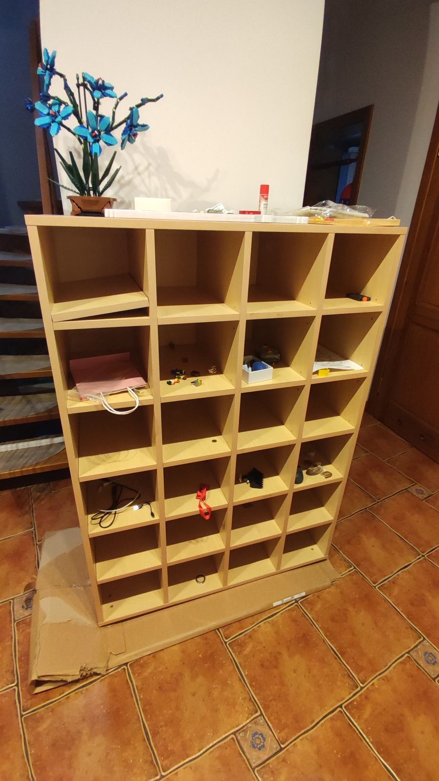 Solidny regał idealny na zabawki czy klocki lego