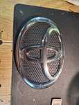Toyota Corolla Verso II 2 znaczek w zderzak przod emblemat logo