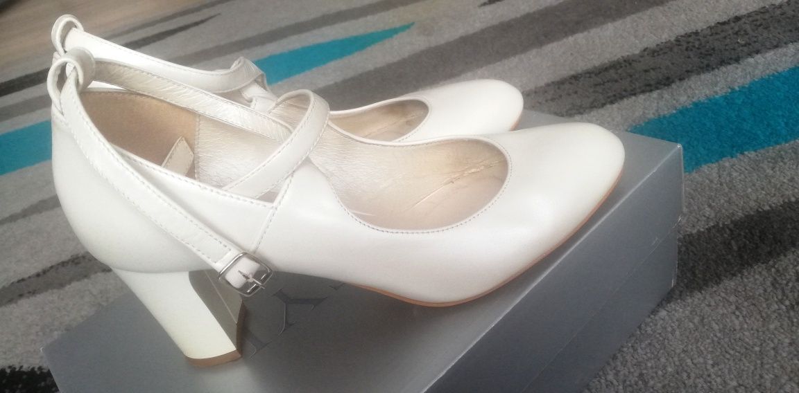 Buty kotyl perła ecru 38