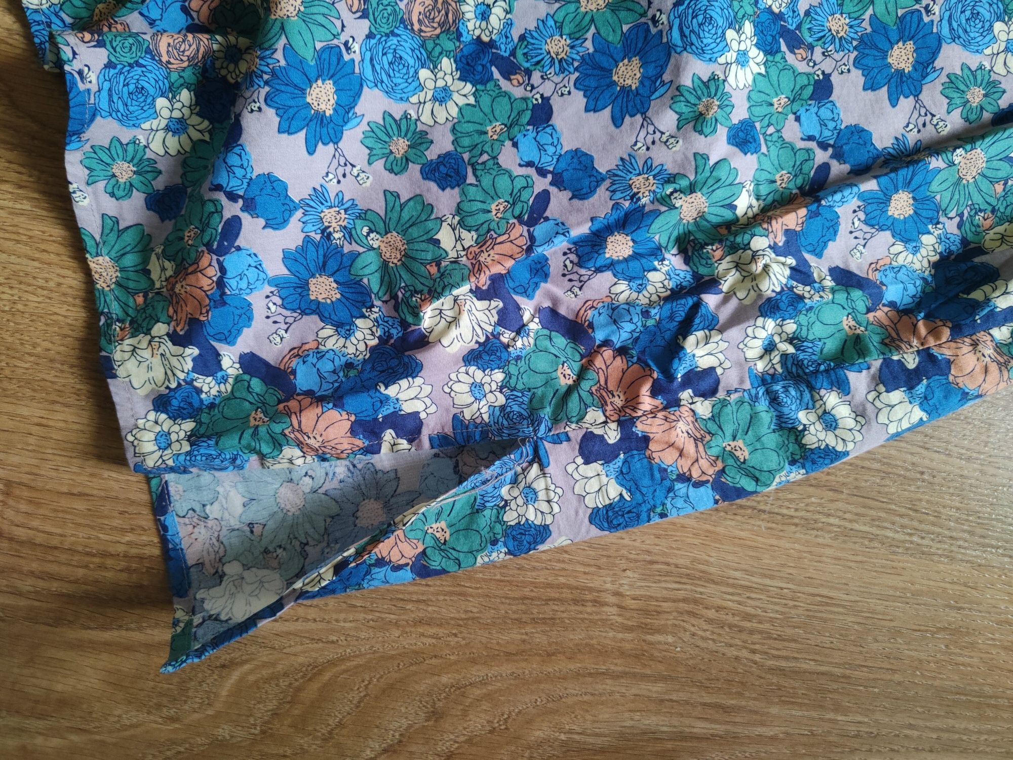 Vero Moda sukienka midi letnia w kwiatowy print szmizjerka na guziki