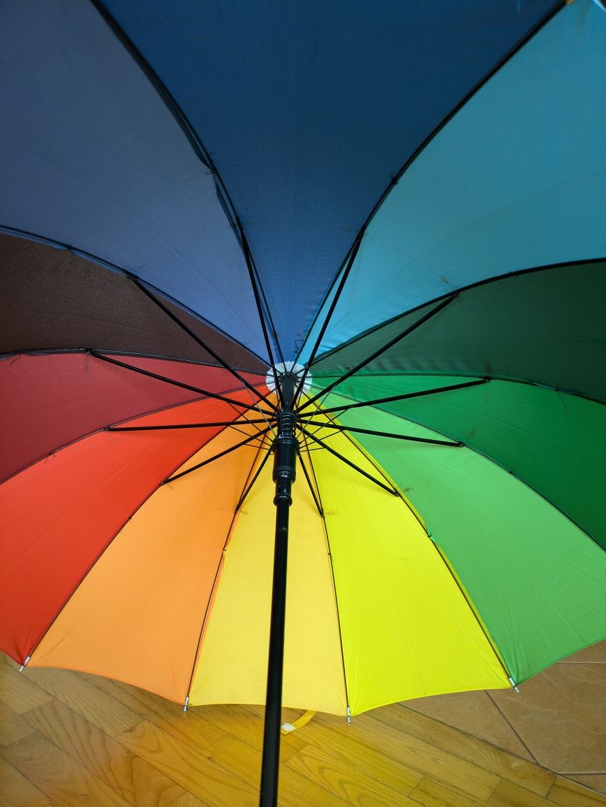 Parasol przeciwdeszczowy z długą rączką. Średnica parasola wynosi 100