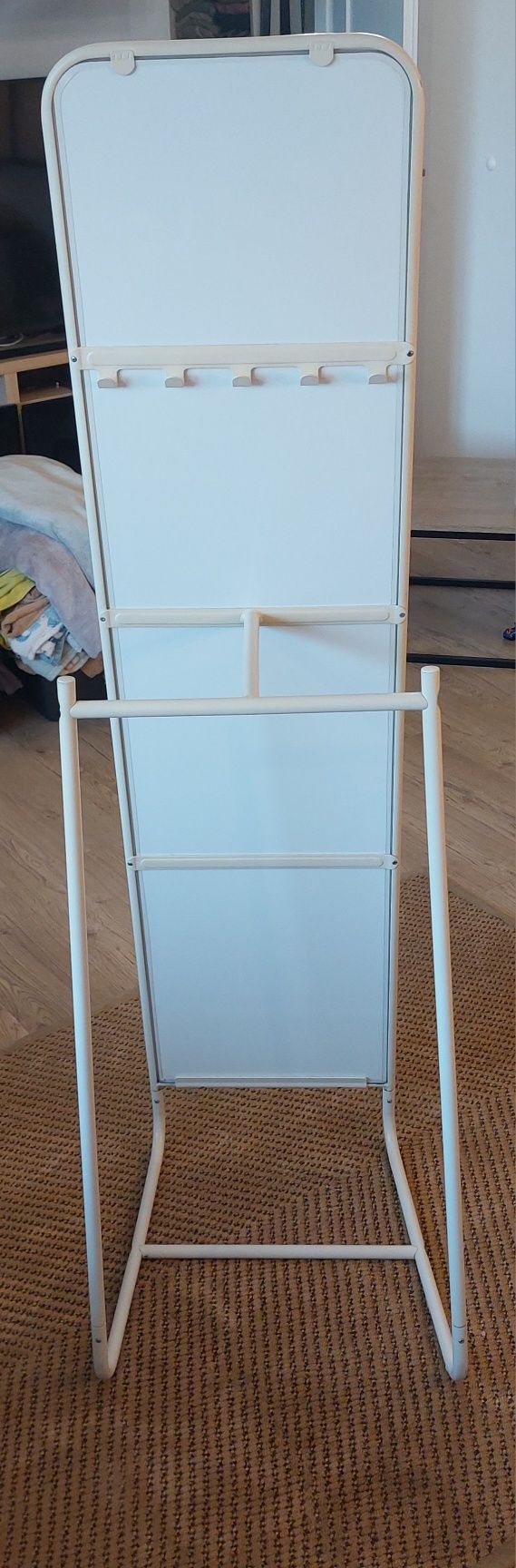 Stojące lustro koloru białego