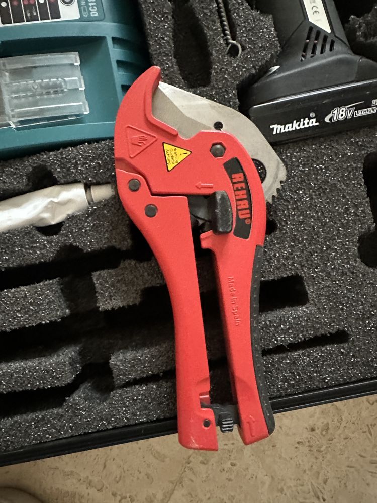Zaciskarka elektryczna Makita - Rehau