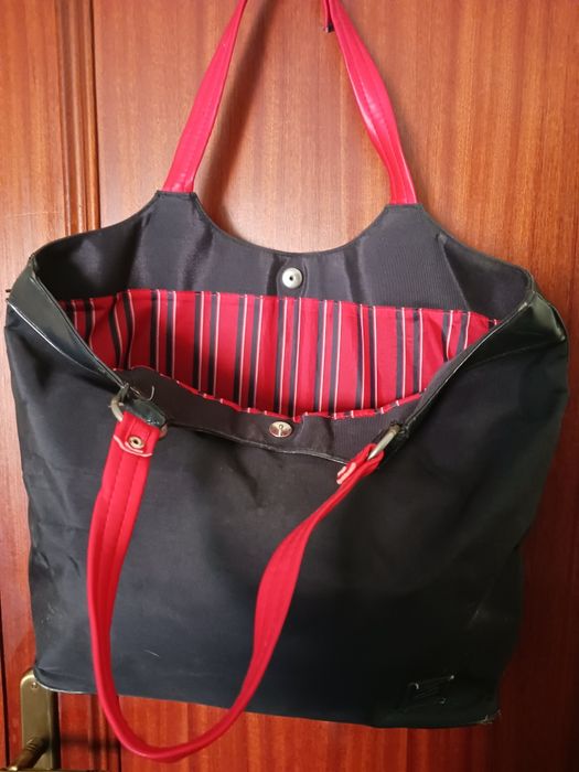 Mala preta e vermelha