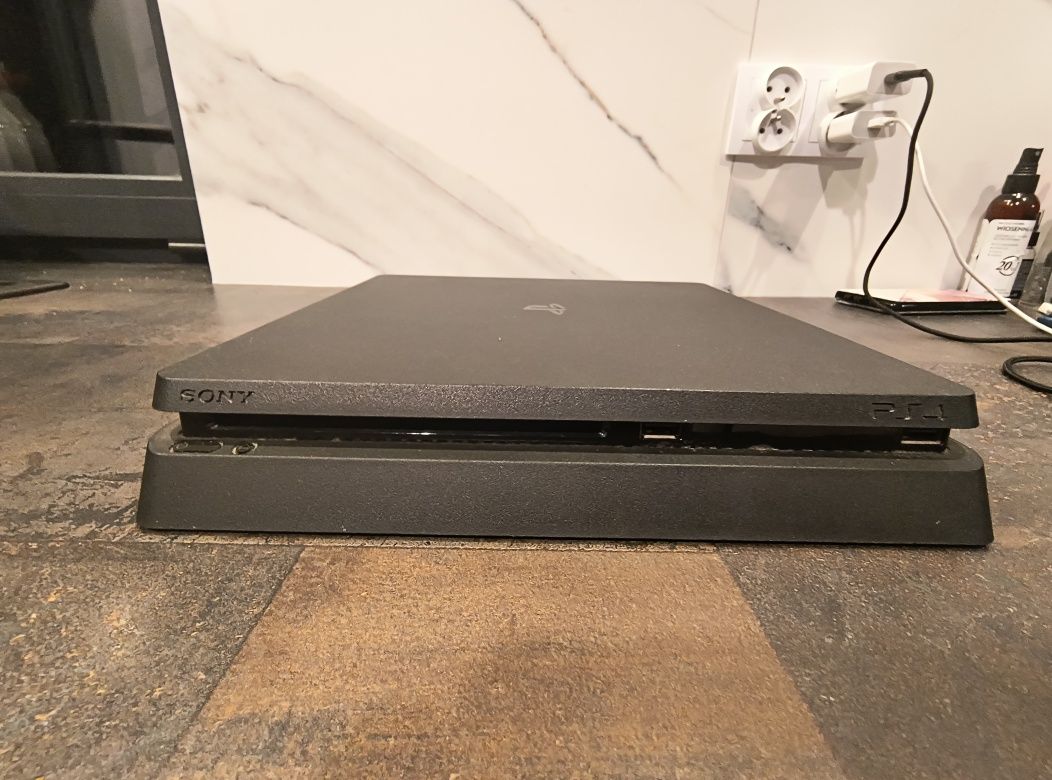 PS4 czarny + 2 pady + 4 gry na płytę
