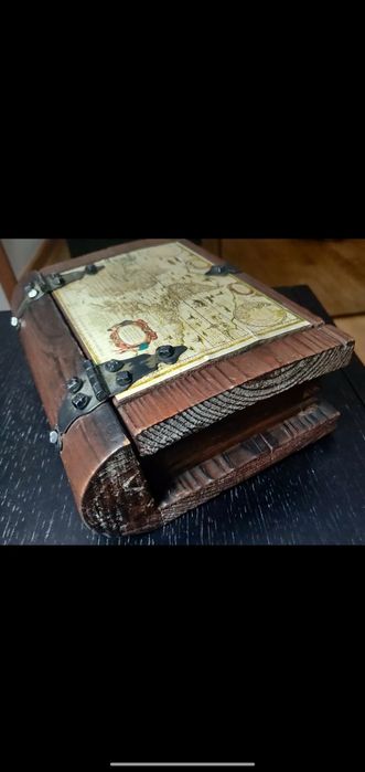 Caixa decorativa em madeira, com mapa mundi