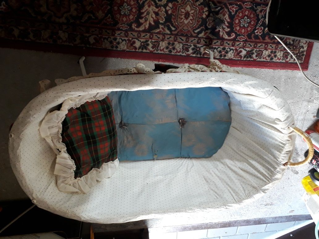 Ponadczasowy  Kosz Mojżesza dla dzieci  z lat 70 tych z Niemiec