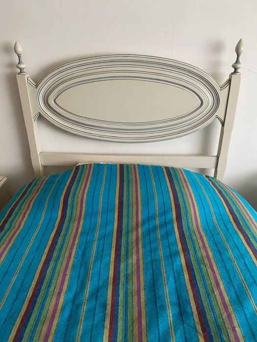 Cama de solteiro de madeira maciça