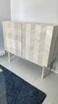 Aparador SKLUM “Garrik” — Madeira Natural com Design Chevron
