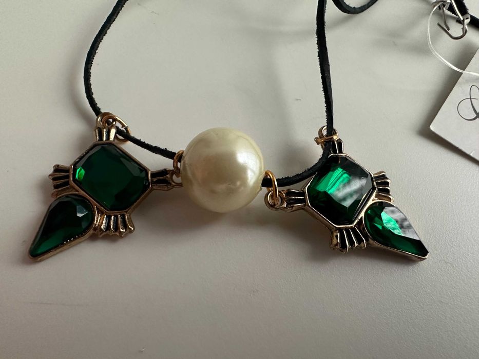 Wisior kolor szmaragdowy w starozłotej oprawie na czarnym rzemyku Nowy