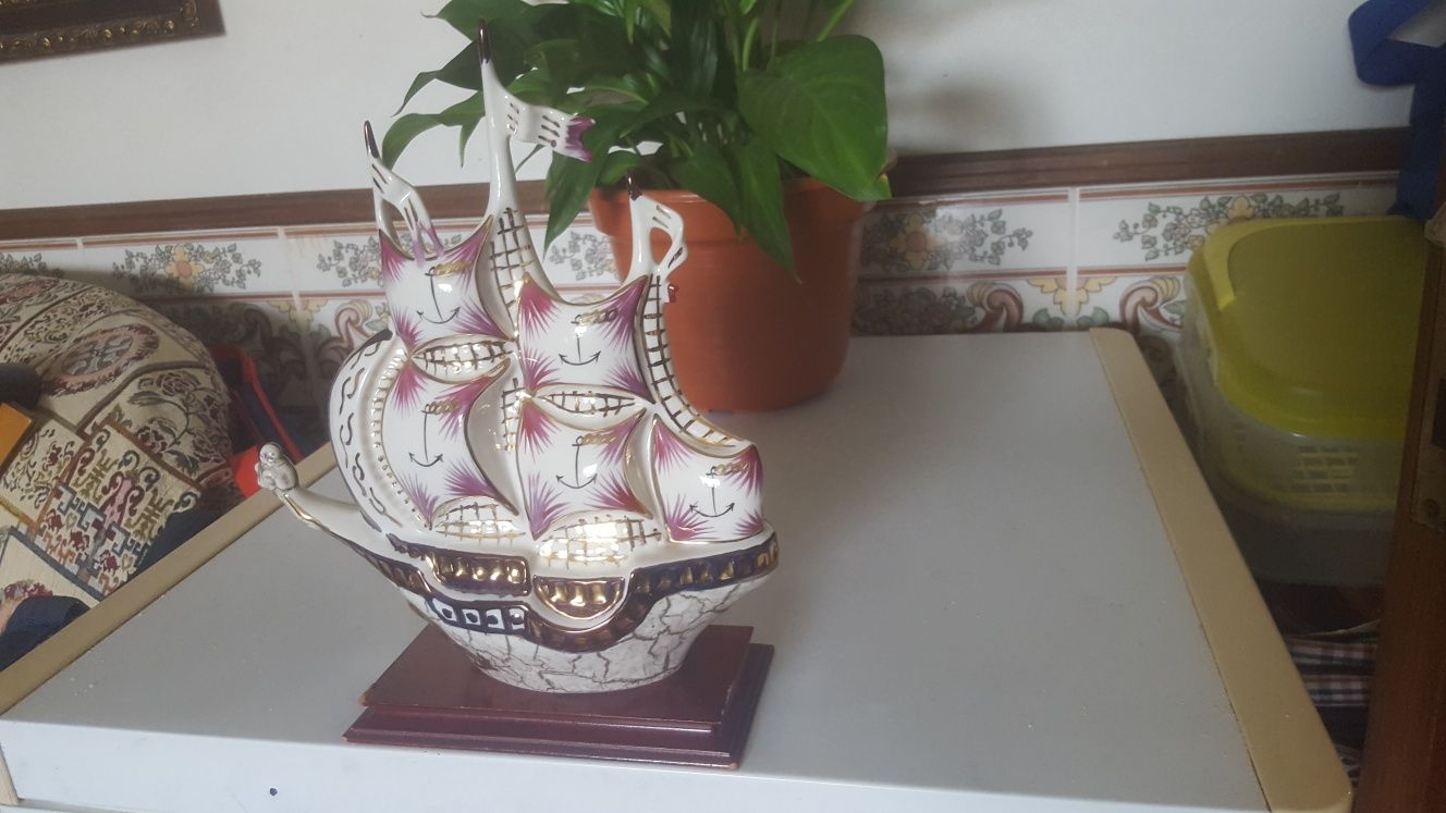 Barco em porcelana  de artesanato