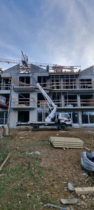 Podnosnik koszowy zwyzka wymiana rynien Wycinka drzew naprawa dachów