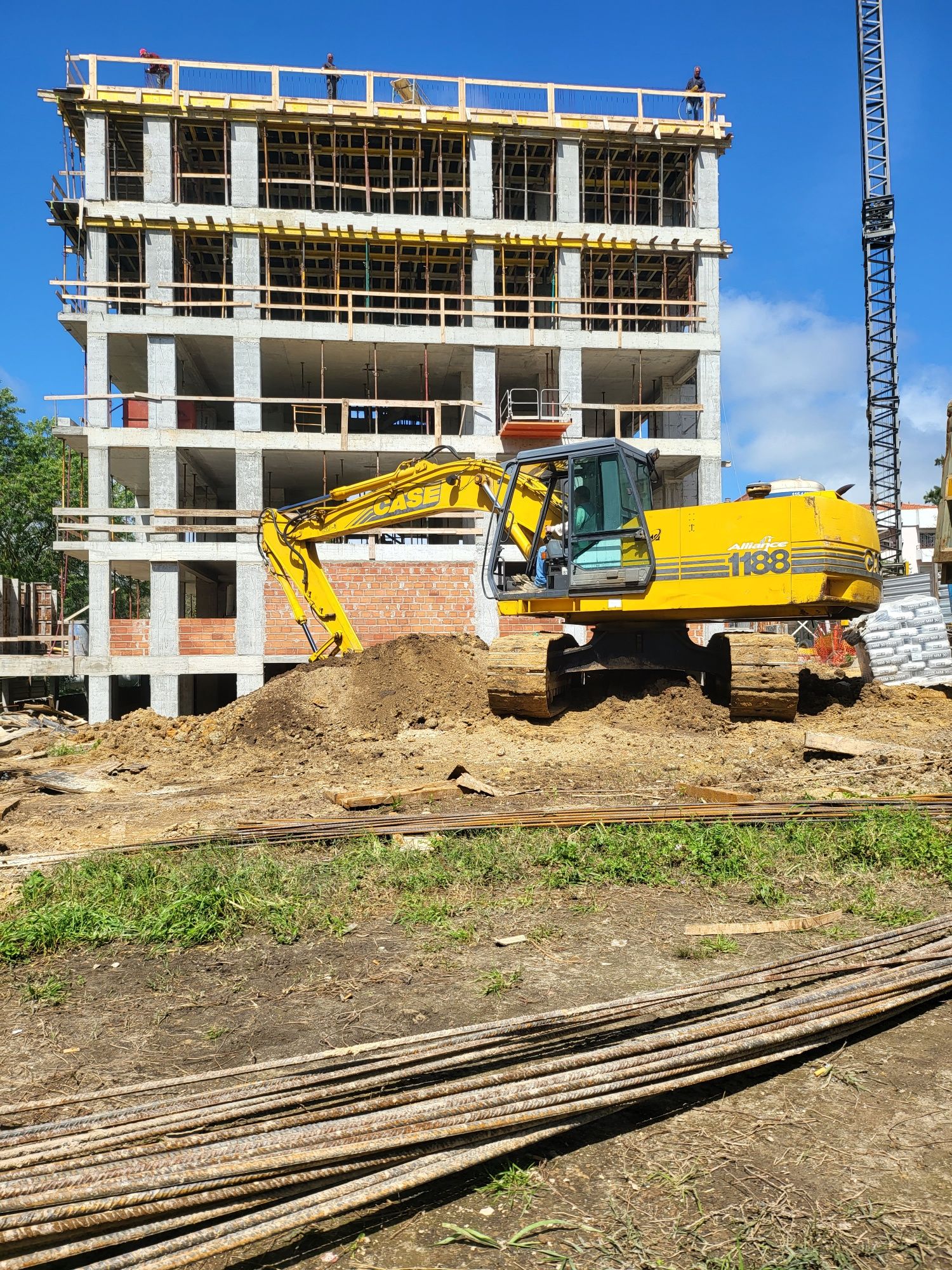 Cofragem,ferro e trabalho de máquinas.