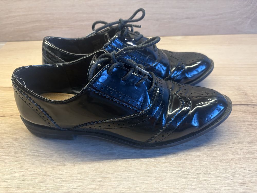Buty wiązane lakierki r. 37/38