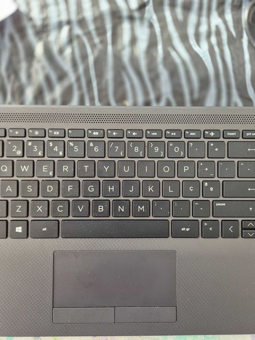 carcaça touchpad com teclado PT-PT HP 240 G8 muito bom estado