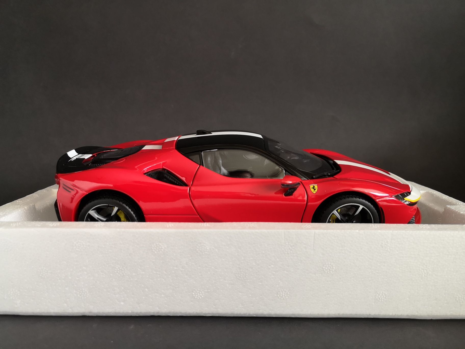 Ferrari SF90 Stradale Assetto Fiorano 2020 Red Bburago Signature 1:18