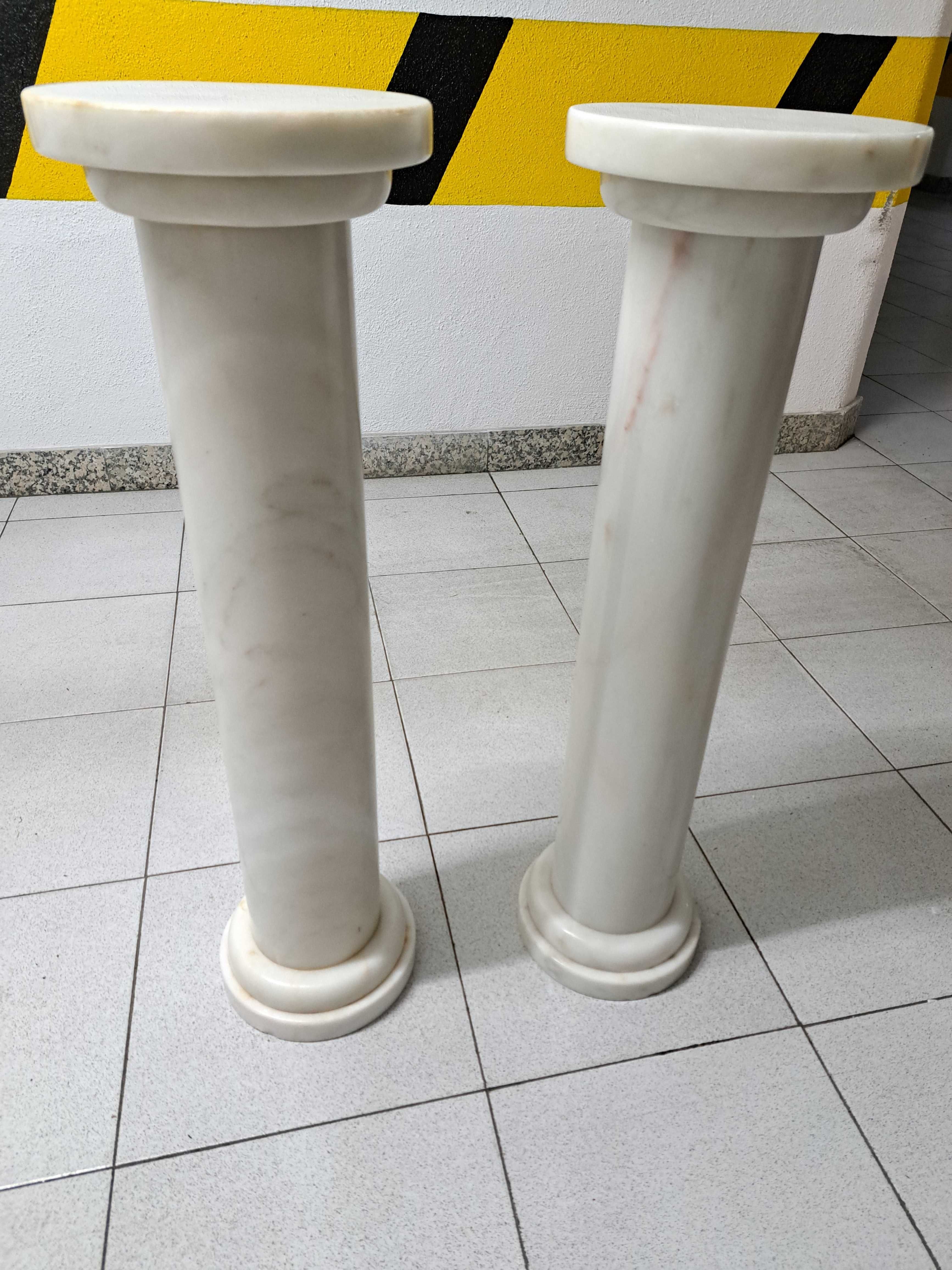 Colunas em mármore branco
