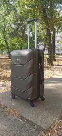 Коричневый пластиковый четырёхколёсный чемодан Wings.