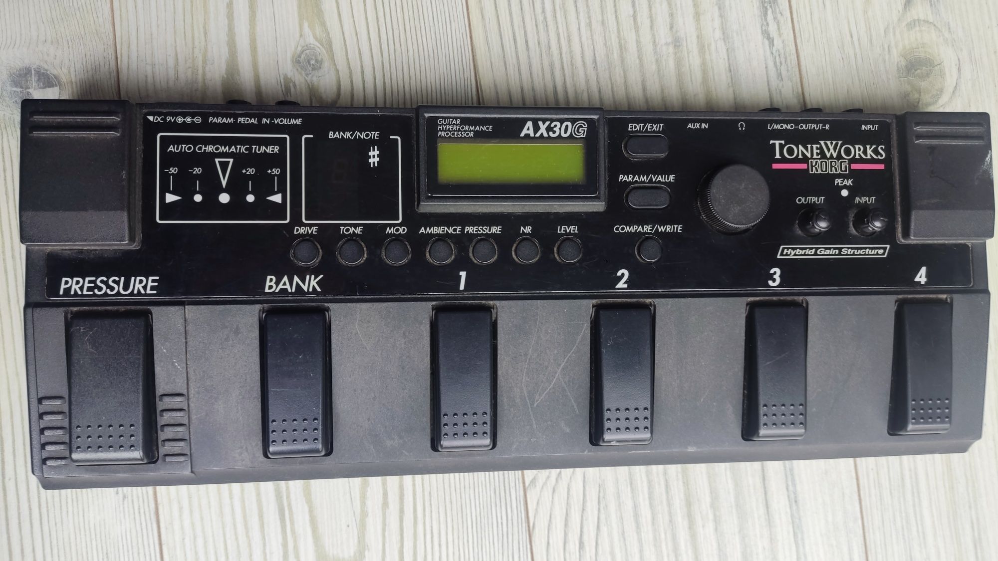 Pedaleira Korg com excelentes registos, distorção, chorus, compressor